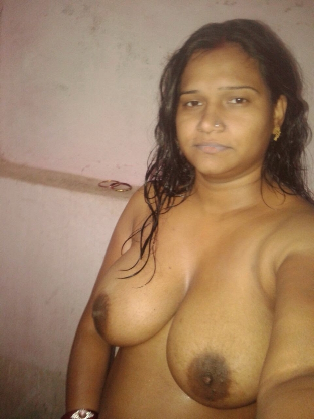 indian bhabi anamika lush bath boobs